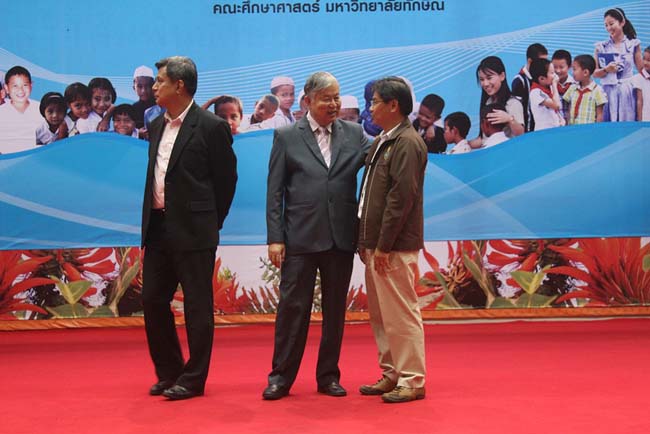 มหกรรมแลกเปลี่ยนเรียนรู้โครงการยกระดับคุณภาพครูทั้งระบบโดยใช้กระบวนการสร้างระบบพี่เลี้ยง ( Coaching and Mentoring ) วันศุกร์ที่ 11 ตุลาคม 2556 ณ มหาวิทยาลัยทักษิณ วิทยาเขตสงขลา ภาพที่ 409