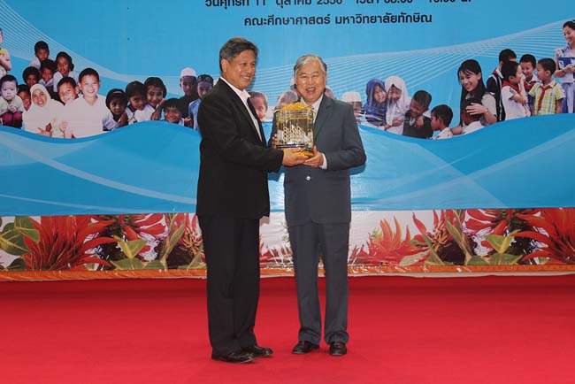 มหกรรมแลกเปลี่ยนเรียนรู้โครงการยกระดับคุณภาพครูทั้งระบบโดยใช้กระบวนการสร้างระบบพี่เลี้ยง ( Coaching and Mentoring ) วันศุกร์ที่ 11 ตุลาคม 2556 ณ มหาวิทยาลัยทักษิณ วิทยาเขตสงขลา ภาพที่ 412