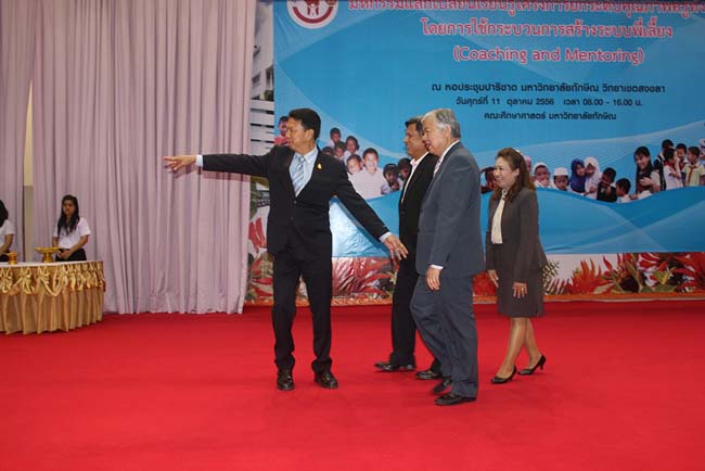 มหกรรมแลกเปลี่ยนเรียนรู้โครงการยกระดับคุณภาพครูทั้งระบบโดยใช้กระบวนการสร้างระบบพี่เลี้ยง ( Coaching and Mentoring ) วันศุกร์ที่ 11 ตุลาคม 2556 ณ มหาวิทยาลัยทักษิณ วิทยาเขตสงขลา ภาพที่ 414