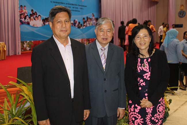 มหกรรมแลกเปลี่ยนเรียนรู้โครงการยกระดับคุณภาพครูทั้งระบบโดยใช้กระบวนการสร้างระบบพี่เลี้ยง ( Coaching and Mentoring ) วันศุกร์ที่ 11 ตุลาคม 2556 ณ มหาวิทยาลัยทักษิณ วิทยาเขตสงขลา ภาพที่ 418