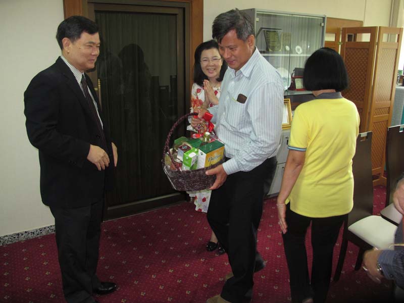 ท่านคณบดีมอบกระเช้าแด่ท่านอธิการบดีเนื่องในโอกาสวาระดิถีขึ้นปีใหม่ พ.ศ.2557
