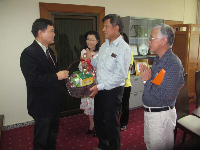ท่านคณบดีมอบกระเช้าแด่ท่านอธิการบดีเนื่องในโอกาสวาระดิถีขึ้นปีใหม่ พ.ศ.2557 ภาพที่ 4