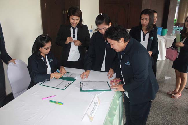 โครงการสัมมนาเชิงปฏิบัติการจัดทำแผนกลยุทธ์พัฒนาสำนักงานคณะศึกษาศาสตร์ ระหว่างวันที่ 29-30 กรกฎาคม 2556 ภาพที่ 4
