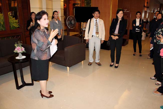 ผู้บริหารและบุคลากรคณะศึกษาศาสตร์ ศึกษาดูงานวิทยาลัยครุศาสตร์ มหาวิทยาลัยธุรกิจบัณฑิตย์ กรุงเทพมหานคร เมื่อวันที่ 6 กันยายน 2556 ภาพที่ 16