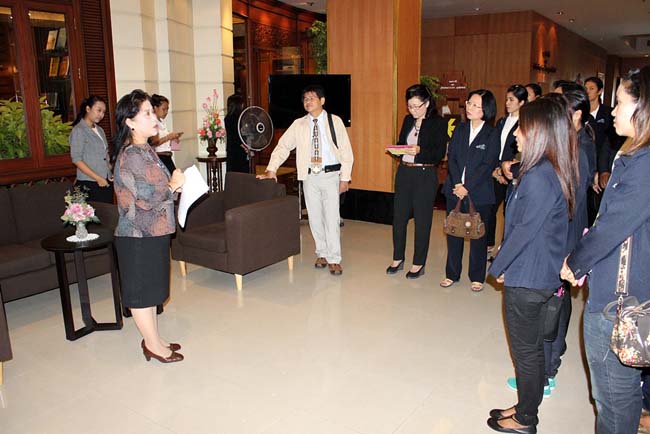 ผู้บริหารและบุคลากรคณะศึกษาศาสตร์ ศึกษาดูงานวิทยาลัยครุศาสตร์ มหาวิทยาลัยธุรกิจบัณฑิตย์ กรุงเทพมหานคร เมื่อวันที่ 6 กันยายน 2556 ภาพที่ 24
