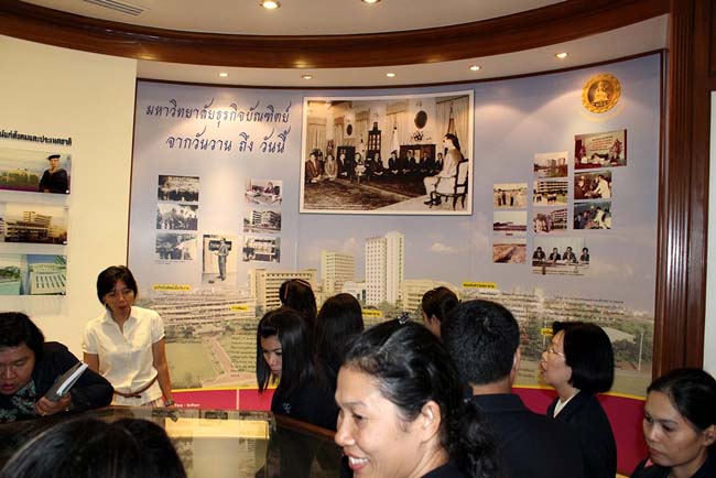 ผู้บริหารและบุคลากรคณะศึกษาศาสตร์ ศึกษาดูงานวิทยาลัยครุศาสตร์ มหาวิทยาลัยธุรกิจบัณฑิตย์ กรุงเทพมหานคร เมื่อวันที่ 6 กันยายน 2556 ภาพที่ 55