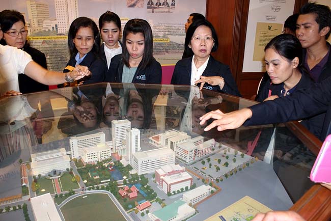 ผู้บริหารและบุคลากรคณะศึกษาศาสตร์ ศึกษาดูงานวิทยาลัยครุศาสตร์ มหาวิทยาลัยธุรกิจบัณฑิตย์ กรุงเทพมหานคร เมื่อวันที่ 6 กันยายน 2556 ภาพที่ 56
