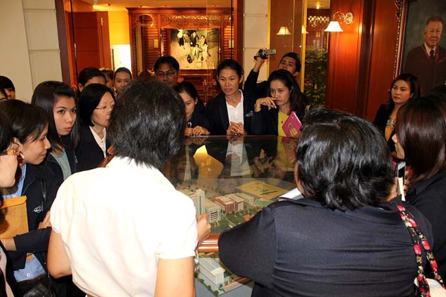 ผู้บริหารและบุคลากรคณะศึกษาศาสตร์ ศึกษาดูงานวิทยาลัยครุศาสตร์ มหาวิทยาลัยธุรกิจบัณฑิตย์ กรุงเทพมหานคร เมื่อวันที่ 6 กันยายน 2556 ภาพที่ 60