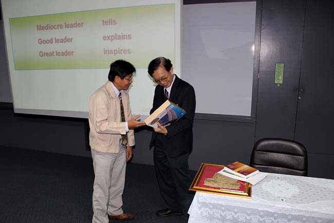 ผู้บริหารและบุคลากรคณะศึกษาศาสตร์ ศึกษาดูงานวิทยาลัยครุศาสตร์ มหาวิทยาลัยธุรกิจบัณฑิตย์ กรุงเทพมหานคร เมื่อวันที่ 6 กันยายน 2556 ภาพที่ 139