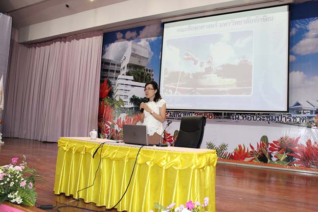 ปฐมนิเทศนิสิตศึกษาศาสตร์ ระดับปริญญาตรี วันที่ 1 มิถุนายน 2556 ณ หอประชุมปาริชาต มหาวิทยาลัยทักษิณ วิทยาเขตสงขลา ภาพที่ 24