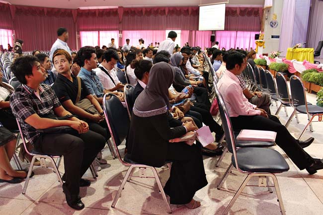 ปฐมนิเทศนิสิตศึกษาศาสตร์ ระดับบัณฑิตศึกษา วันที่ 2 มิถุนายน 2556 ณ หอประชุมปาริชาต มหาวิทยาลัยทักษิณ วิทยาเขตสงขลา ภาพที่ 2