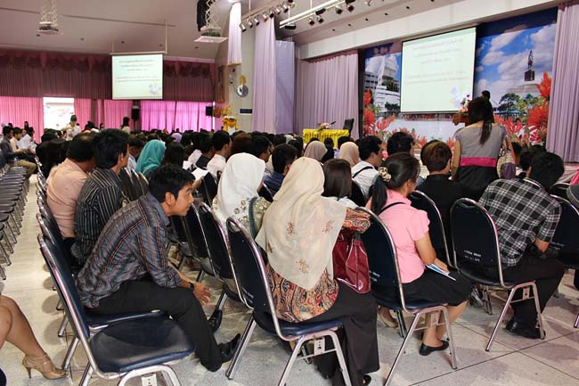 ปฐมนิเทศนิสิตศึกษาศาสตร์ ระดับบัณฑิตศึกษา วันที่ 2 มิถุนายน 2556 ณ หอประชุมปาริชาต มหาวิทยาลัยทักษิณ วิทยาเขตสงขลา ภาพที่ 3