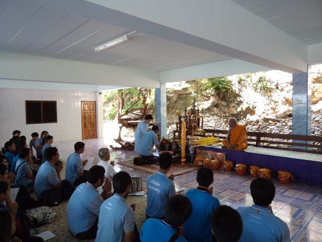 ฝ่ายพัฒนานิสิต คณะศึกษาศาสตร์ จัดโครงการ "ทำบุญวันเข้าพรรษา" ประจำปี ๒๕๕๖ โดยได้จัดโครงการในวันพุธที่ ๑๗ กรกฎาคม ๒๕๕๖ มีกิจกรรมถวายเทียนพรรษา จำนวน 8 วัด คือ วัดเขาแก้ว วัดบางดาน วัดแหลมพ้อ วัดท้ายยอ วัดโคกเปี้ยว วัดเขาบ่อ วัดเขากุด และวัดสุวรรณคีรี โดยมีคณาจารย์และนิสิตเข้าร่วมกว่า 80 คน ภาพที่ 4