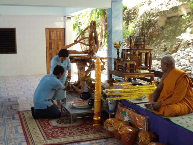 ฝ่ายพัฒนานิสิต คณะศึกษาศาสตร์ จัดโครงการ "ทำบุญวันเข้าพรรษา" ประจำปี ๒๕๕๖ โดยได้จัดโครงการในวันพุธที่ ๑๗ กรกฎาคม ๒๕๕๖ มีกิจกรรมถวายเทียนพรรษา จำนวน 8 วัด คือ วัดเขาแก้ว วัดบางดาน วัดแหลมพ้อ วัดท้ายยอ วัดโคกเปี้ยว วัดเขาบ่อ วัดเขากุด และวัดสุวรรณคีรี โดยมีคณาจารย์และนิสิตเข้าร่วมกว่า 80 คน ภาพที่ 5