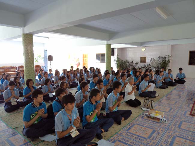 ฝ่ายพัฒนานิสิต คณะศึกษาศาสตร์ จัดโครงการ "ทำบุญวันเข้าพรรษา" ประจำปี ๒๕๕๖ โดยได้จัดโครงการในวันพุธที่ ๑๗ กรกฎาคม ๒๕๕๖ มีกิจกรรมถวายเทียนพรรษา จำนวน 8 วัด คือ วัดเขาแก้ว วัดบางดาน วัดแหลมพ้อ วัดท้ายยอ วัดโคกเปี้ยว วัดเขาบ่อ วัดเขากุด และวัดสุวรรณคีรี โดยมีคณาจารย์และนิสิตเข้าร่วมกว่า 80 คน ภาพที่ 6