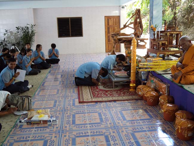ฝ่ายพัฒนานิสิต คณะศึกษาศาสตร์ จัดโครงการ "ทำบุญวันเข้าพรรษา" ประจำปี ๒๕๕๖ โดยได้จัดโครงการในวันพุธที่ ๑๗ กรกฎาคม ๒๕๕๖ มีกิจกรรมถวายเทียนพรรษา จำนวน 8 วัด คือ วัดเขาแก้ว วัดบางดาน วัดแหลมพ้อ วัดท้ายยอ วัดโคกเปี้ยว วัดเขาบ่อ วัดเขากุด และวัดสุวรรณคีรี โดยมีคณาจารย์และนิสิตเข้าร่วมกว่า 80 คน ภาพที่ 8