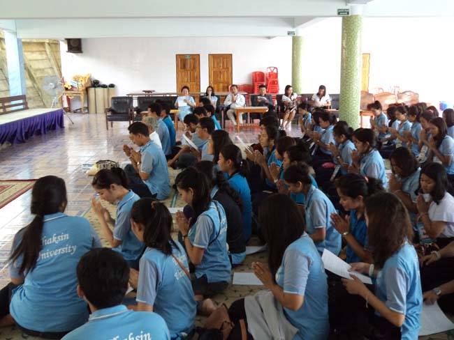 ฝ่ายพัฒนานิสิต คณะศึกษาศาสตร์ จัดโครงการ "ทำบุญวันเข้าพรรษา" ประจำปี ๒๕๕๖ โดยได้จัดโครงการในวันพุธที่ ๑๗ กรกฎาคม ๒๕๕๖ มีกิจกรรมถวายเทียนพรรษา จำนวน 8 วัด คือ วัดเขาแก้ว วัดบางดาน วัดแหลมพ้อ วัดท้ายยอ วัดโคกเปี้ยว วัดเขาบ่อ วัดเขากุด และวัดสุวรรณคีรี โดยมีคณาจารย์และนิสิตเข้าร่วมกว่า 80 คน ภาพที่ 9