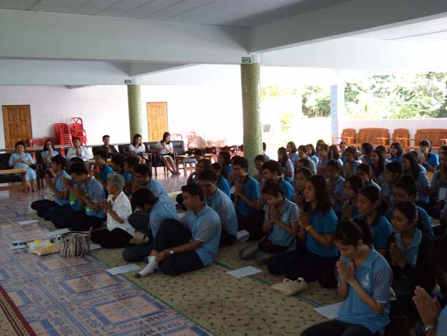 ฝ่ายพัฒนานิสิต คณะศึกษาศาสตร์ จัดโครงการ "ทำบุญวันเข้าพรรษา" ประจำปี ๒๕๕๖ โดยได้จัดโครงการในวันพุธที่ ๑๗ กรกฎาคม ๒๕๕๖ มีกิจกรรมถวายเทียนพรรษา จำนวน 8 วัด คือ วัดเขาแก้ว วัดบางดาน วัดแหลมพ้อ วัดท้ายยอ วัดโคกเปี้ยว วัดเขาบ่อ วัดเขากุด และวัดสุวรรณคีรี โดยมีคณาจารย์และนิสิตเข้าร่วมกว่า 80 คน ภาพที่ 10