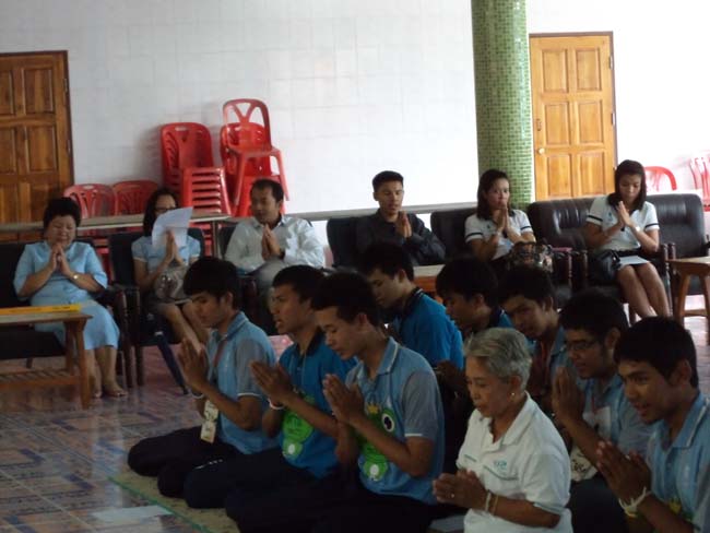 ฝ่ายพัฒนานิสิต คณะศึกษาศาสตร์ จัดโครงการ "ทำบุญวันเข้าพรรษา" ประจำปี ๒๕๕๖ โดยได้จัดโครงการในวันพุธที่ ๑๗ กรกฎาคม ๒๕๕๖ มีกิจกรรมถวายเทียนพรรษา จำนวน 8 วัด คือ วัดเขาแก้ว วัดบางดาน วัดแหลมพ้อ วัดท้ายยอ วัดโคกเปี้ยว วัดเขาบ่อ วัดเขากุด และวัดสุวรรณคีรี โดยมีคณาจารย์และนิสิตเข้าร่วมกว่า 80 คน ภาพที่ 11