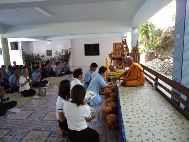 ฝ่ายพัฒนานิสิต คณะศึกษาศาสตร์ จัดโครงการ "ทำบุญวันเข้าพรรษา" ประจำปี ๒๕๕๖ โดยได้จัดโครงการในวันพุธที่ ๑๗ กรกฎาคม ๒๕๕๖ มีกิจกรรมถวายเทียนพรรษา จำนวน 8 วัด คือ วัดเขาแก้ว วัดบางดาน วัดแหลมพ้อ วัดท้ายยอ วัดโคกเปี้ยว วัดเขาบ่อ วัดเขากุด และวัดสุวรรณคีรี โดยมีคณาจารย์และนิสิตเข้าร่วมกว่า 80 คน ภาพที่ 12