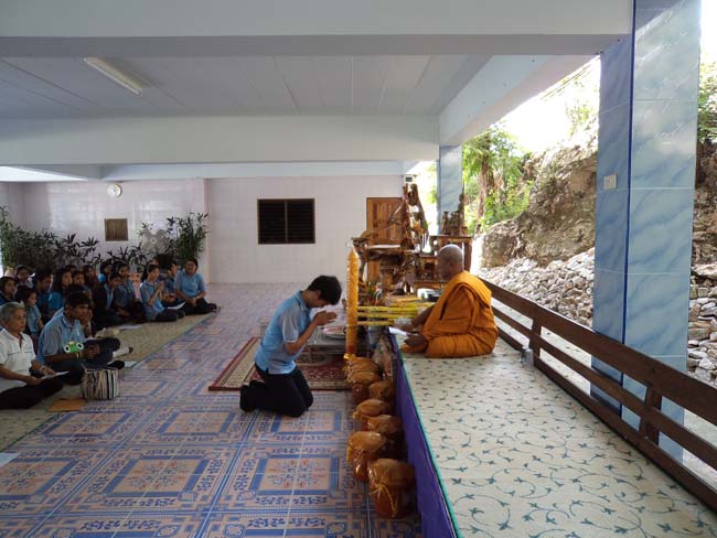 ฝ่ายพัฒนานิสิต คณะศึกษาศาสตร์ จัดโครงการ "ทำบุญวันเข้าพรรษา" ประจำปี ๒๕๕๖ โดยได้จัดโครงการในวันพุธที่ ๑๗ กรกฎาคม ๒๕๕๖ มีกิจกรรมถวายเทียนพรรษา จำนวน 8 วัด คือ วัดเขาแก้ว วัดบางดาน วัดแหลมพ้อ วัดท้ายยอ วัดโคกเปี้ยว วัดเขาบ่อ วัดเขากุด และวัดสุวรรณคีรี โดยมีคณาจารย์และนิสิตเข้าร่วมกว่า 80 คน ภาพที่ 13