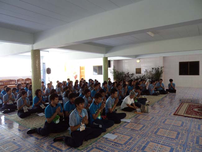 ฝ่ายพัฒนานิสิต คณะศึกษาศาสตร์ จัดโครงการ "ทำบุญวันเข้าพรรษา" ประจำปี ๒๕๕๖ โดยได้จัดโครงการในวันพุธที่ ๑๗ กรกฎาคม ๒๕๕๖ มีกิจกรรมถวายเทียนพรรษา จำนวน 8 วัด คือ วัดเขาแก้ว วัดบางดาน วัดแหลมพ้อ วัดท้ายยอ วัดโคกเปี้ยว วัดเขาบ่อ วัดเขากุด และวัดสุวรรณคีรี โดยมีคณาจารย์และนิสิตเข้าร่วมกว่า 80 คน ภาพที่ 14