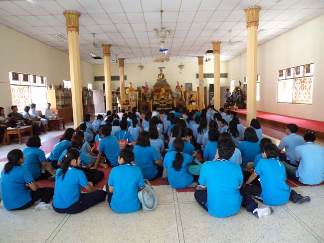 ฝ่ายพัฒนานิสิต คณะศึกษาศาสตร์ จัดโครงการ "ทำบุญวันเข้าพรรษา" ประจำปี ๒๕๕๖ โดยได้จัดโครงการในวันพุธที่ ๑๗ กรกฎาคม ๒๕๕๖ มีกิจกรรมถวายเทียนพรรษา จำนวน 8 วัด คือ วัดเขาแก้ว วัดบางดาน วัดแหลมพ้อ วัดท้ายยอ วัดโคกเปี้ยว วัดเขาบ่อ วัดเขากุด และวัดสุวรรณคีรี โดยมีคณาจารย์และนิสิตเข้าร่วมกว่า 80 คน ภาพที่ 20