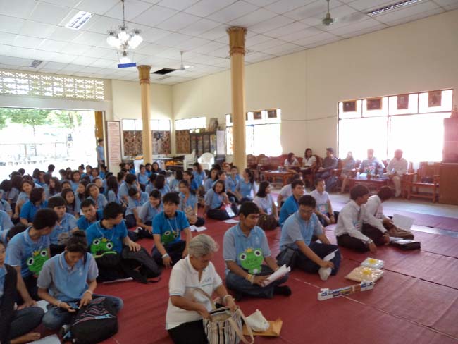 ฝ่ายพัฒนานิสิต คณะศึกษาศาสตร์ จัดโครงการ "ทำบุญวันเข้าพรรษา" ประจำปี ๒๕๕๖ โดยได้จัดโครงการในวันพุธที่ ๑๗ กรกฎาคม ๒๕๕๖ มีกิจกรรมถวายเทียนพรรษา จำนวน 8 วัด คือ วัดเขาแก้ว วัดบางดาน วัดแหลมพ้อ วัดท้ายยอ วัดโคกเปี้ยว วัดเขาบ่อ วัดเขากุด และวัดสุวรรณคีรี โดยมีคณาจารย์และนิสิตเข้าร่วมกว่า 80 คน ภาพที่ 21