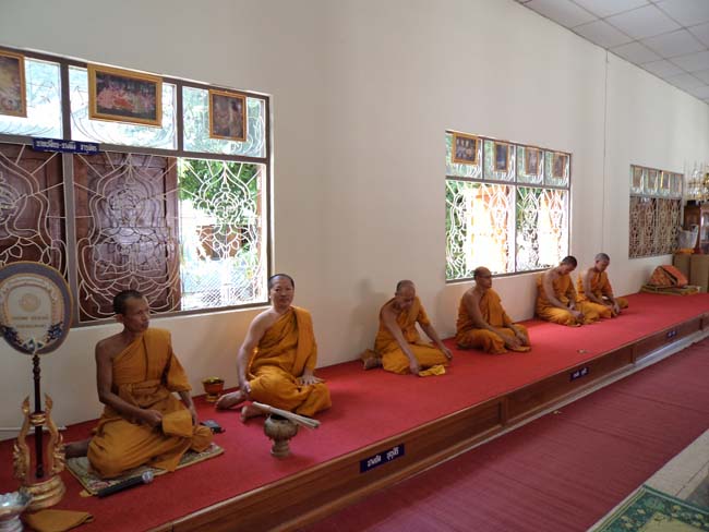 ฝ่ายพัฒนานิสิต คณะศึกษาศาสตร์ จัดโครงการ "ทำบุญวันเข้าพรรษา" ประจำปี ๒๕๕๖ โดยได้จัดโครงการในวันพุธที่ ๑๗ กรกฎาคม ๒๕๕๖ มีกิจกรรมถวายเทียนพรรษา จำนวน 8 วัด คือ วัดเขาแก้ว วัดบางดาน วัดแหลมพ้อ วัดท้ายยอ วัดโคกเปี้ยว วัดเขาบ่อ วัดเขากุด และวัดสุวรรณคีรี โดยมีคณาจารย์และนิสิตเข้าร่วมกว่า 80 คน ภาพที่ 24