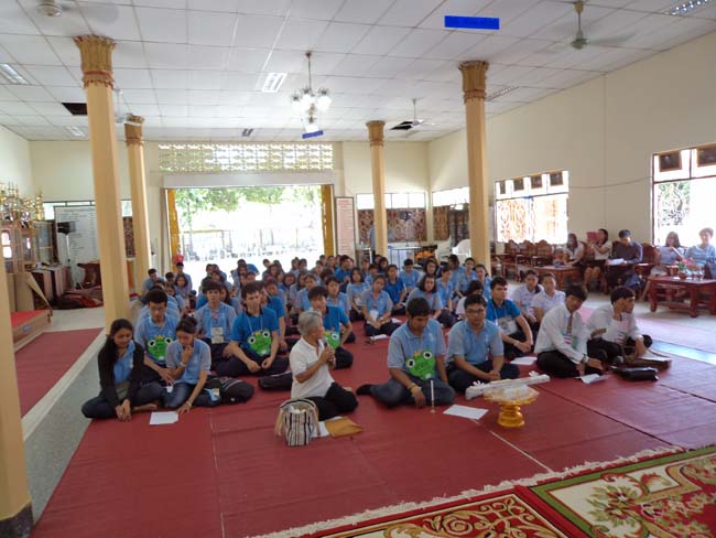 ฝ่ายพัฒนานิสิต คณะศึกษาศาสตร์ จัดโครงการ "ทำบุญวันเข้าพรรษา" ประจำปี ๒๕๕๖ โดยได้จัดโครงการในวันพุธที่ ๑๗ กรกฎาคม ๒๕๕๖ มีกิจกรรมถวายเทียนพรรษา จำนวน 8 วัด คือ วัดเขาแก้ว วัดบางดาน วัดแหลมพ้อ วัดท้ายยอ วัดโคกเปี้ยว วัดเขาบ่อ วัดเขากุด และวัดสุวรรณคีรี โดยมีคณาจารย์และนิสิตเข้าร่วมกว่า 80 คน ภาพที่ 25