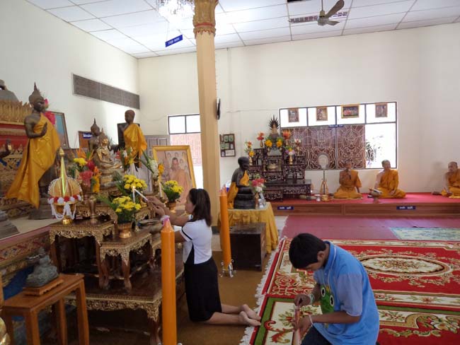ฝ่ายพัฒนานิสิต คณะศึกษาศาสตร์ จัดโครงการ "ทำบุญวันเข้าพรรษา" ประจำปี ๒๕๕๖ โดยได้จัดโครงการในวันพุธที่ ๑๗ กรกฎาคม ๒๕๕๖ มีกิจกรรมถวายเทียนพรรษา จำนวน 8 วัด คือ วัดเขาแก้ว วัดบางดาน วัดแหลมพ้อ วัดท้ายยอ วัดโคกเปี้ยว วัดเขาบ่อ วัดเขากุด และวัดสุวรรณคีรี โดยมีคณาจารย์และนิสิตเข้าร่วมกว่า 80 คน ภาพที่ 26