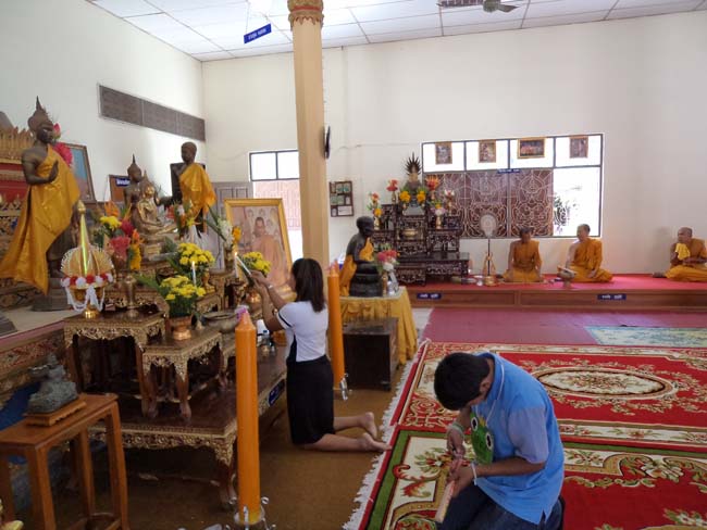 ฝ่ายพัฒนานิสิต คณะศึกษาศาสตร์ จัดโครงการ "ทำบุญวันเข้าพรรษา" ประจำปี ๒๕๕๖ โดยได้จัดโครงการในวันพุธที่ ๑๗ กรกฎาคม ๒๕๕๖ มีกิจกรรมถวายเทียนพรรษา จำนวน 8 วัด คือ วัดเขาแก้ว วัดบางดาน วัดแหลมพ้อ วัดท้ายยอ วัดโคกเปี้ยว วัดเขาบ่อ วัดเขากุด และวัดสุวรรณคีรี โดยมีคณาจารย์และนิสิตเข้าร่วมกว่า 80 คน ภาพที่ 27