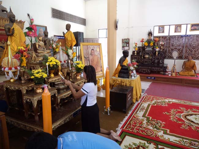 ฝ่ายพัฒนานิสิต คณะศึกษาศาสตร์ จัดโครงการ "ทำบุญวันเข้าพรรษา" ประจำปี ๒๕๕๖ โดยได้จัดโครงการในวันพุธที่ ๑๗ กรกฎาคม ๒๕๕๖ มีกิจกรรมถวายเทียนพรรษา จำนวน 8 วัด คือ วัดเขาแก้ว วัดบางดาน วัดแหลมพ้อ วัดท้ายยอ วัดโคกเปี้ยว วัดเขาบ่อ วัดเขากุด และวัดสุวรรณคีรี โดยมีคณาจารย์และนิสิตเข้าร่วมกว่า 80 คน ภาพที่ 28