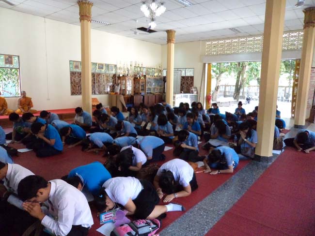 ฝ่ายพัฒนานิสิต คณะศึกษาศาสตร์ จัดโครงการ "ทำบุญวันเข้าพรรษา" ประจำปี ๒๕๕๖ โดยได้จัดโครงการในวันพุธที่ ๑๗ กรกฎาคม ๒๕๕๖ มีกิจกรรมถวายเทียนพรรษา จำนวน 8 วัด คือ วัดเขาแก้ว วัดบางดาน วัดแหลมพ้อ วัดท้ายยอ วัดโคกเปี้ยว วัดเขาบ่อ วัดเขากุด และวัดสุวรรณคีรี โดยมีคณาจารย์และนิสิตเข้าร่วมกว่า 80 คน ภาพที่ 30
