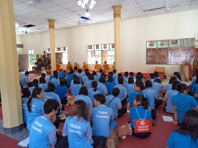 ฝ่ายพัฒนานิสิต คณะศึกษาศาสตร์ จัดโครงการ "ทำบุญวันเข้าพรรษา" ประจำปี ๒๕๕๖ โดยได้จัดโครงการในวันพุธที่ ๑๗ กรกฎาคม ๒๕๕๖ มีกิจกรรมถวายเทียนพรรษา จำนวน 8 วัด คือ วัดเขาแก้ว วัดบางดาน วัดแหลมพ้อ วัดท้ายยอ วัดโคกเปี้ยว วัดเขาบ่อ วัดเขากุด และวัดสุวรรณคีรี โดยมีคณาจารย์และนิสิตเข้าร่วมกว่า 80 คน ภาพที่ 31
