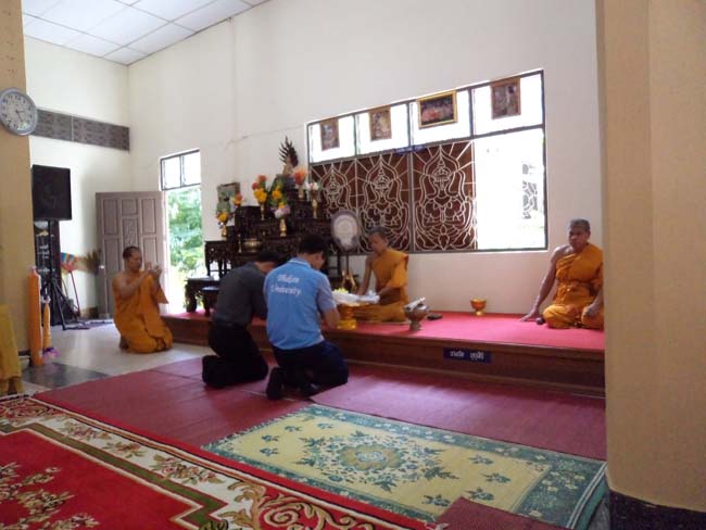 ฝ่ายพัฒนานิสิต คณะศึกษาศาสตร์ จัดโครงการ "ทำบุญวันเข้าพรรษา" ประจำปี ๒๕๕๖ โดยได้จัดโครงการในวันพุธที่ ๑๗ กรกฎาคม ๒๕๕๖ มีกิจกรรมถวายเทียนพรรษา จำนวน 8 วัด คือ วัดเขาแก้ว วัดบางดาน วัดแหลมพ้อ วัดท้ายยอ วัดโคกเปี้ยว วัดเขาบ่อ วัดเขากุด และวัดสุวรรณคีรี โดยมีคณาจารย์และนิสิตเข้าร่วมกว่า 80 คน ภาพที่ 32
