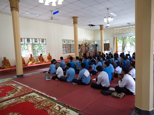 ฝ่ายพัฒนานิสิต คณะศึกษาศาสตร์ จัดโครงการ "ทำบุญวันเข้าพรรษา" ประจำปี ๒๕๕๖ โดยได้จัดโครงการในวันพุธที่ ๑๗ กรกฎาคม ๒๕๕๖ มีกิจกรรมถวายเทียนพรรษา จำนวน 8 วัด คือ วัดเขาแก้ว วัดบางดาน วัดแหลมพ้อ วัดท้ายยอ วัดโคกเปี้ยว วัดเขาบ่อ วัดเขากุด และวัดสุวรรณคีรี โดยมีคณาจารย์และนิสิตเข้าร่วมกว่า 80 คน ภาพที่ 33