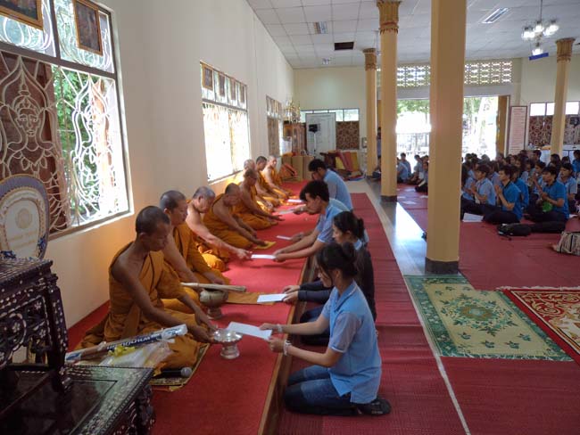 ฝ่ายพัฒนานิสิต คณะศึกษาศาสตร์ จัดโครงการ "ทำบุญวันเข้าพรรษา" ประจำปี ๒๕๕๖ โดยได้จัดโครงการในวันพุธที่ ๑๗ กรกฎาคม ๒๕๕๖ มีกิจกรรมถวายเทียนพรรษา จำนวน 8 วัด คือ วัดเขาแก้ว วัดบางดาน วัดแหลมพ้อ วัดท้ายยอ วัดโคกเปี้ยว วัดเขาบ่อ วัดเขากุด และวัดสุวรรณคีรี โดยมีคณาจารย์และนิสิตเข้าร่วมกว่า 80 คน ภาพที่ 35