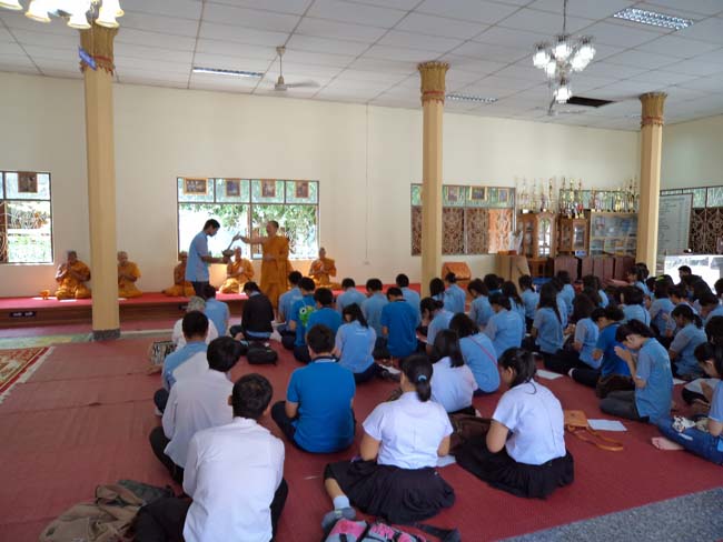 ฝ่ายพัฒนานิสิต คณะศึกษาศาสตร์ จัดโครงการ "ทำบุญวันเข้าพรรษา" ประจำปี ๒๕๕๖ โดยได้จัดโครงการในวันพุธที่ ๑๗ กรกฎาคม ๒๕๕๖ มีกิจกรรมถวายเทียนพรรษา จำนวน 8 วัด คือ วัดเขาแก้ว วัดบางดาน วัดแหลมพ้อ วัดท้ายยอ วัดโคกเปี้ยว วัดเขาบ่อ วัดเขากุด และวัดสุวรรณคีรี โดยมีคณาจารย์และนิสิตเข้าร่วมกว่า 80 คน ภาพที่ 38