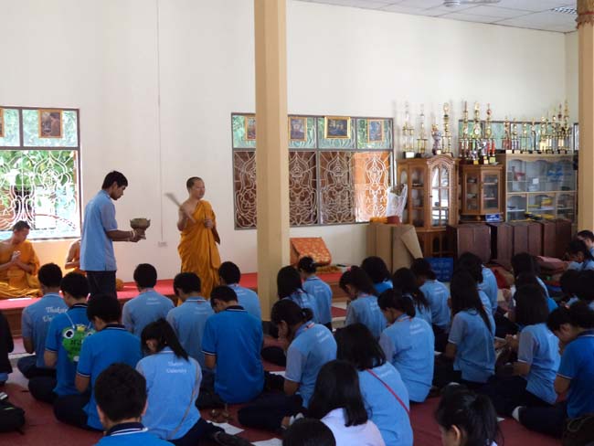 ฝ่ายพัฒนานิสิต คณะศึกษาศาสตร์ จัดโครงการ "ทำบุญวันเข้าพรรษา" ประจำปี ๒๕๕๖ โดยได้จัดโครงการในวันพุธที่ ๑๗ กรกฎาคม ๒๕๕๖ มีกิจกรรมถวายเทียนพรรษา จำนวน 8 วัด คือ วัดเขาแก้ว วัดบางดาน วัดแหลมพ้อ วัดท้ายยอ วัดโคกเปี้ยว วัดเขาบ่อ วัดเขากุด และวัดสุวรรณคีรี โดยมีคณาจารย์และนิสิตเข้าร่วมกว่า 80 คน ภาพที่ 39