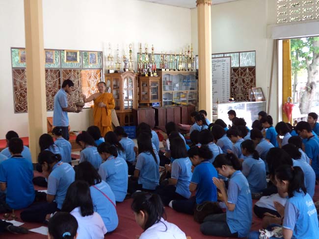 ฝ่ายพัฒนานิสิต คณะศึกษาศาสตร์ จัดโครงการ "ทำบุญวันเข้าพรรษา" ประจำปี ๒๕๕๖ โดยได้จัดโครงการในวันพุธที่ ๑๗ กรกฎาคม ๒๕๕๖ มีกิจกรรมถวายเทียนพรรษา จำนวน 8 วัด คือ วัดเขาแก้ว วัดบางดาน วัดแหลมพ้อ วัดท้ายยอ วัดโคกเปี้ยว วัดเขาบ่อ วัดเขากุด และวัดสุวรรณคีรี โดยมีคณาจารย์และนิสิตเข้าร่วมกว่า 80 คน ภาพที่ 40