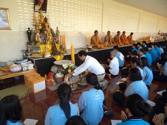 ฝ่ายพัฒนานิสิต คณะศึกษาศาสตร์ จัดโครงการ "ทำบุญวันเข้าพรรษา" ประจำปี ๒๕๕๖ โดยได้จัดโครงการในวันพุธที่ ๑๗ กรกฎาคม ๒๕๕๖ มีกิจกรรมถวายเทียนพรรษา จำนวน 8 วัด คือ วัดเขาแก้ว วัดบางดาน วัดแหลมพ้อ วัดท้ายยอ วัดโคกเปี้ยว วัดเขาบ่อ วัดเขากุด และวัดสุวรรณคีรี โดยมีคณาจารย์และนิสิตเข้าร่วมกว่า 80 คน ภาพที่ 42