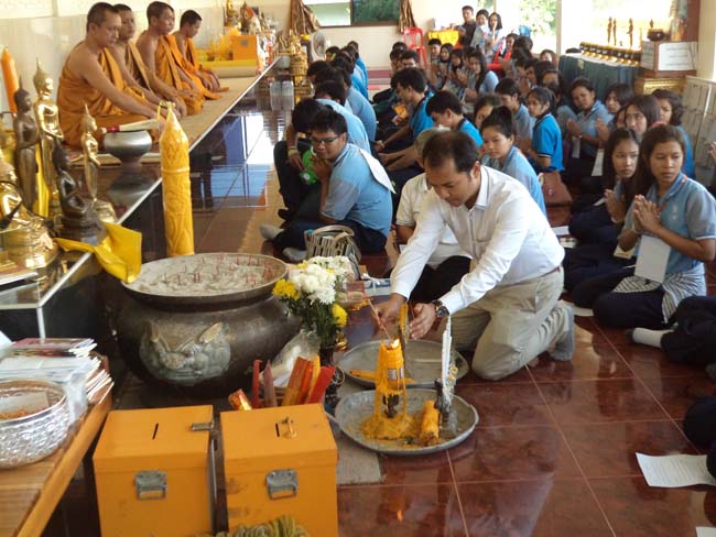 ฝ่ายพัฒนานิสิต คณะศึกษาศาสตร์ จัดโครงการ "ทำบุญวันเข้าพรรษา" ประจำปี ๒๕๕๖ โดยได้จัดโครงการในวันพุธที่ ๑๗ กรกฎาคม ๒๕๕๖ มีกิจกรรมถวายเทียนพรรษา จำนวน 8 วัด คือ วัดเขาแก้ว วัดบางดาน วัดแหลมพ้อ วัดท้ายยอ วัดโคกเปี้ยว วัดเขาบ่อ วัดเขากุด และวัดสุวรรณคีรี โดยมีคณาจารย์และนิสิตเข้าร่วมกว่า 80 คน ภาพที่ 43