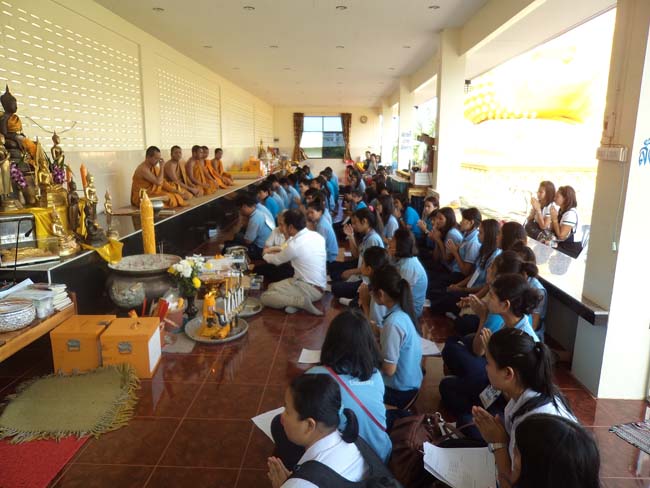 ฝ่ายพัฒนานิสิต คณะศึกษาศาสตร์ จัดโครงการ "ทำบุญวันเข้าพรรษา" ประจำปี ๒๕๕๖ โดยได้จัดโครงการในวันพุธที่ ๑๗ กรกฎาคม ๒๕๕๖ มีกิจกรรมถวายเทียนพรรษา จำนวน 8 วัด คือ วัดเขาแก้ว วัดบางดาน วัดแหลมพ้อ วัดท้ายยอ วัดโคกเปี้ยว วัดเขาบ่อ วัดเขากุด และวัดสุวรรณคีรี โดยมีคณาจารย์และนิสิตเข้าร่วมกว่า 80 คน ภาพที่ 44