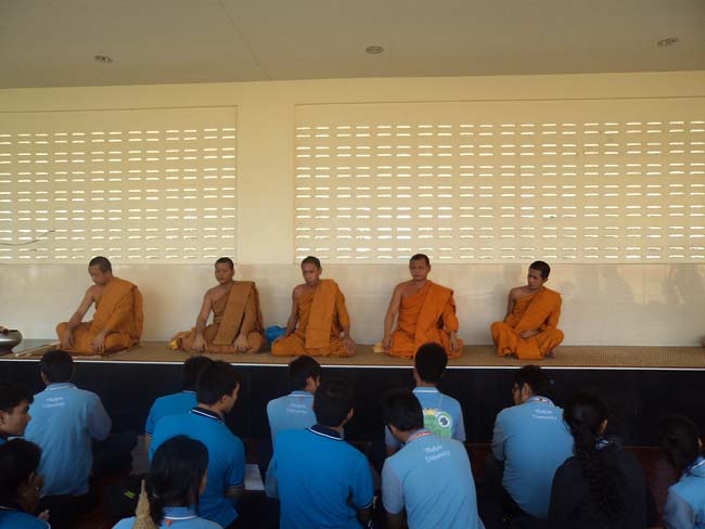 ฝ่ายพัฒนานิสิต คณะศึกษาศาสตร์ จัดโครงการ "ทำบุญวันเข้าพรรษา" ประจำปี ๒๕๕๖ โดยได้จัดโครงการในวันพุธที่ ๑๗ กรกฎาคม ๒๕๕๖ มีกิจกรรมถวายเทียนพรรษา จำนวน 8 วัด คือ วัดเขาแก้ว วัดบางดาน วัดแหลมพ้อ วัดท้ายยอ วัดโคกเปี้ยว วัดเขาบ่อ วัดเขากุด และวัดสุวรรณคีรี โดยมีคณาจารย์และนิสิตเข้าร่วมกว่า 80 คน ภาพที่ 45