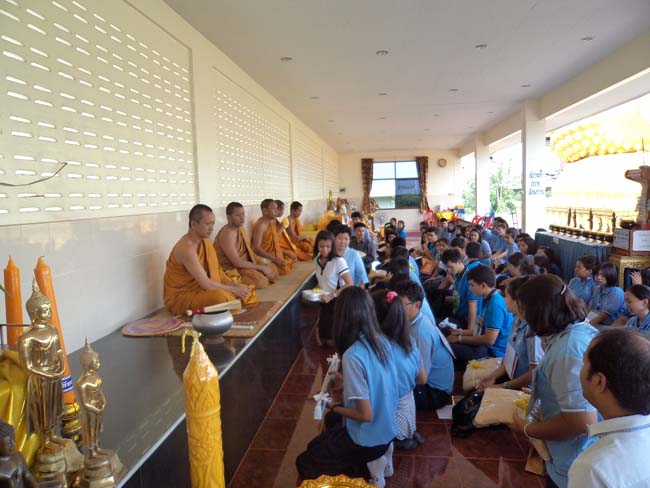 ฝ่ายพัฒนานิสิต คณะศึกษาศาสตร์ จัดโครงการ "ทำบุญวันเข้าพรรษา" ประจำปี ๒๕๕๖ โดยได้จัดโครงการในวันพุธที่ ๑๗ กรกฎาคม ๒๕๕๖ มีกิจกรรมถวายเทียนพรรษา จำนวน 8 วัด คือ วัดเขาแก้ว วัดบางดาน วัดแหลมพ้อ วัดท้ายยอ วัดโคกเปี้ยว วัดเขาบ่อ วัดเขากุด และวัดสุวรรณคีรี โดยมีคณาจารย์และนิสิตเข้าร่วมกว่า 80 คน ภาพที่ 46