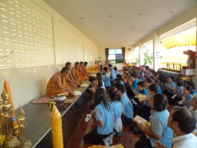 ฝ่ายพัฒนานิสิต คณะศึกษาศาสตร์ จัดโครงการ "ทำบุญวันเข้าพรรษา" ประจำปี ๒๕๕๖ โดยได้จัดโครงการในวันพุธที่ ๑๗ กรกฎาคม ๒๕๕๖ มีกิจกรรมถวายเทียนพรรษา จำนวน 8 วัด คือ วัดเขาแก้ว วัดบางดาน วัดแหลมพ้อ วัดท้ายยอ วัดโคกเปี้ยว วัดเขาบ่อ วัดเขากุด และวัดสุวรรณคีรี โดยมีคณาจารย์และนิสิตเข้าร่วมกว่า 80 คน ภาพที่ 47