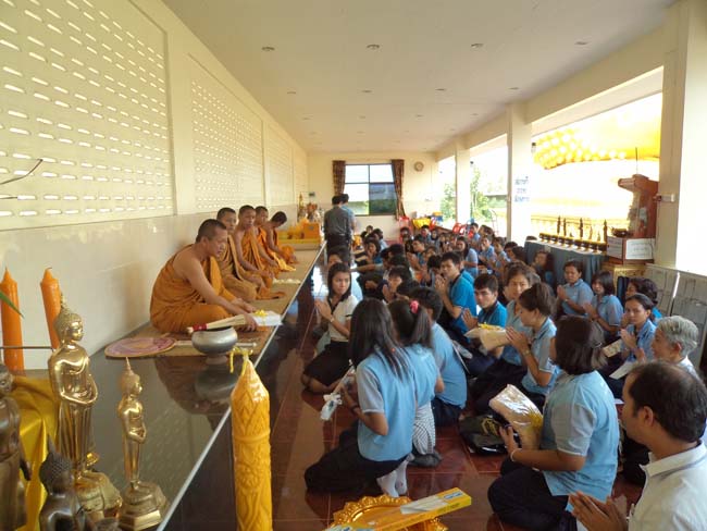 ฝ่ายพัฒนานิสิต คณะศึกษาศาสตร์ จัดโครงการ "ทำบุญวันเข้าพรรษา" ประจำปี ๒๕๕๖ โดยได้จัดโครงการในวันพุธที่ ๑๗ กรกฎาคม ๒๕๕๖ มีกิจกรรมถวายเทียนพรรษา จำนวน 8 วัด คือ วัดเขาแก้ว วัดบางดาน วัดแหลมพ้อ วัดท้ายยอ วัดโคกเปี้ยว วัดเขาบ่อ วัดเขากุด และวัดสุวรรณคีรี โดยมีคณาจารย์และนิสิตเข้าร่วมกว่า 80 คน ภาพที่ 48