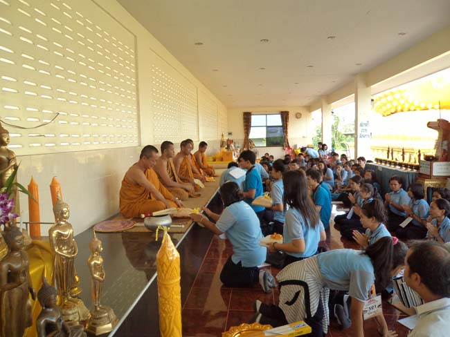 ฝ่ายพัฒนานิสิต คณะศึกษาศาสตร์ จัดโครงการ "ทำบุญวันเข้าพรรษา" ประจำปี ๒๕๕๖ โดยได้จัดโครงการในวันพุธที่ ๑๗ กรกฎาคม ๒๕๕๖ มีกิจกรรมถวายเทียนพรรษา จำนวน 8 วัด คือ วัดเขาแก้ว วัดบางดาน วัดแหลมพ้อ วัดท้ายยอ วัดโคกเปี้ยว วัดเขาบ่อ วัดเขากุด และวัดสุวรรณคีรี โดยมีคณาจารย์และนิสิตเข้าร่วมกว่า 80 คน ภาพที่ 49