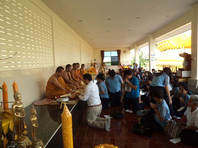 ฝ่ายพัฒนานิสิต คณะศึกษาศาสตร์ จัดโครงการ "ทำบุญวันเข้าพรรษา" ประจำปี ๒๕๕๖ โดยได้จัดโครงการในวันพุธที่ ๑๗ กรกฎาคม ๒๕๕๖ มีกิจกรรมถวายเทียนพรรษา จำนวน 8 วัด คือ วัดเขาแก้ว วัดบางดาน วัดแหลมพ้อ วัดท้ายยอ วัดโคกเปี้ยว วัดเขาบ่อ วัดเขากุด และวัดสุวรรณคีรี โดยมีคณาจารย์และนิสิตเข้าร่วมกว่า 80 คน ภาพที่ 50